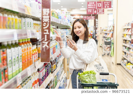 婦女在超市購物 96673521