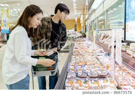 夫婦在超市購物 96673578