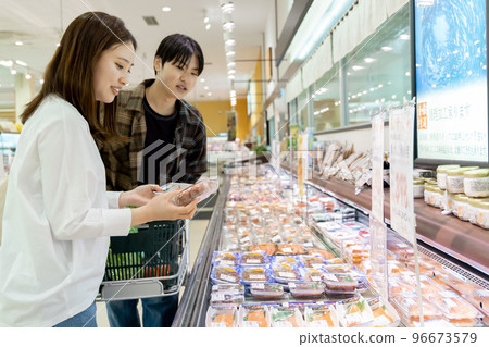 Couple shopping in supermarket 96673579