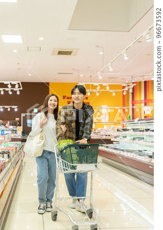 夫婦在超市購物 96673592