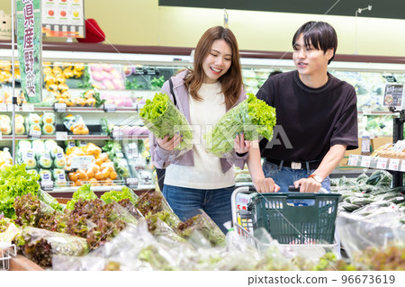 Couple shopping in supermarket 96673619