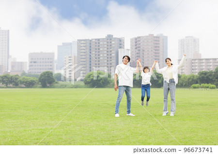Parent and child playing in the park 96673741