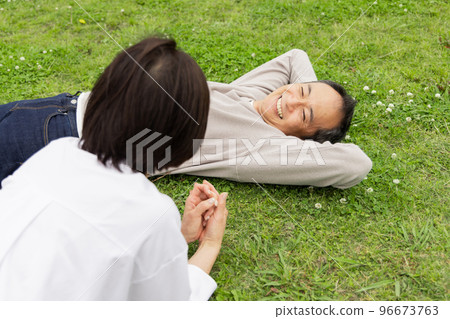 Senior couple lying on the lawn 96673763