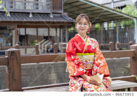 穿著和服戴眼鏡的女人 穿著和服戴眼鏡的女人 96673953