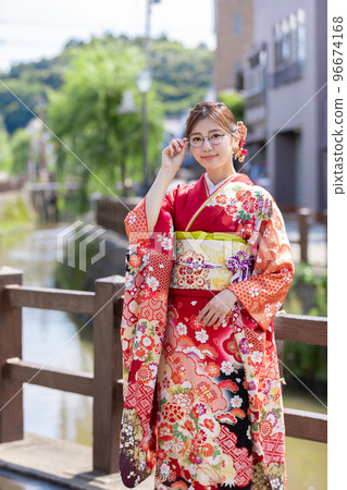 A woman wearing kimono wearing glasses 96674168