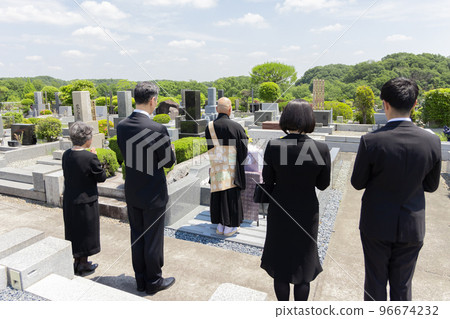 Bereaved family attending the bone-laying ceremony 96674232