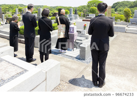 Bereaved family attending the bone-laying ceremony 96674233