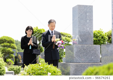 參觀墳墓的中年夫婦 參觀墳墓的中年夫婦 96674261