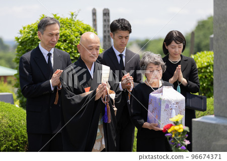 Bereaved family attending the bone-laying ceremony 96674371