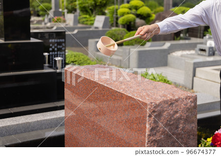清潔墓碑的人 清潔墓碑的人 96674377