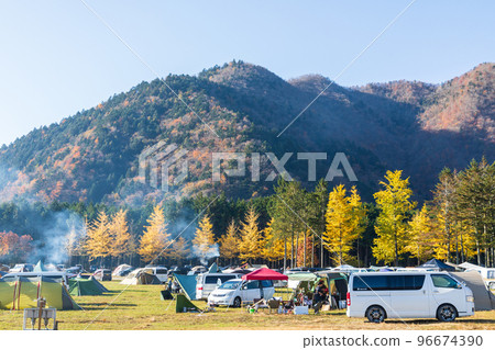 "Shizuoka Prefecture" Auto campsite dyed in autumn colors 96674390