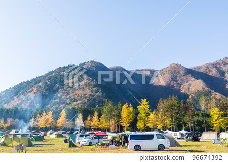 "Shizuoka Prefecture" Auto campsite dyed in autumn colors 96674392