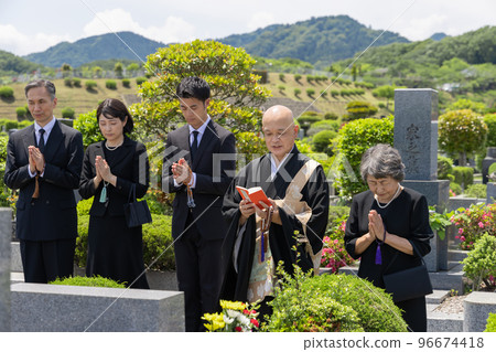 喪親家屬出席下葬儀式 96674418
