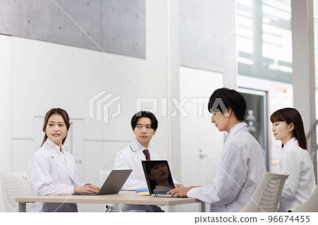 正在開會的醫生 正在開會的醫生 96674455