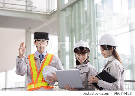 現場業務人員在 VR 中確認完成的圖像 現場業務人員在 VR 中確認完成的圖像 96674498