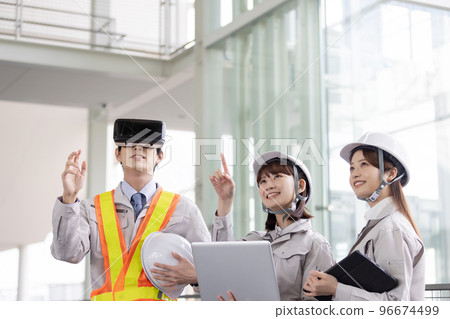現場業務人員在 VR 中確認完成的圖像 96674499