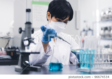 年輕女子，實驗室，實驗 96674534