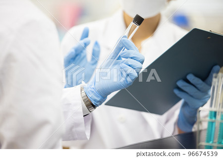 研究員做研究 96674539
