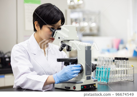 年輕女子,實驗室,科學,實驗,顯微鏡 年輕女子,實驗室,科學,實驗,顯微鏡 96674549