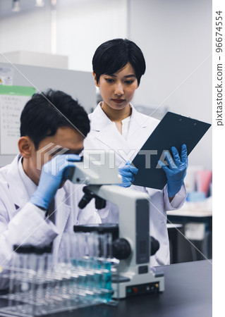 Researcher working in a laboratory 96674554