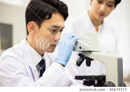 做研究的年輕研究員 96674557