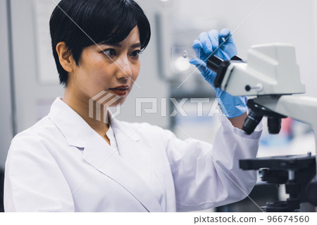 年輕女子，實驗室，科學，實驗，顯微鏡 96674560
