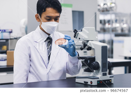 年輕人,實驗室,科學,實驗,顯微鏡 年輕人,實驗室,科學,實驗,顯微鏡 96674567