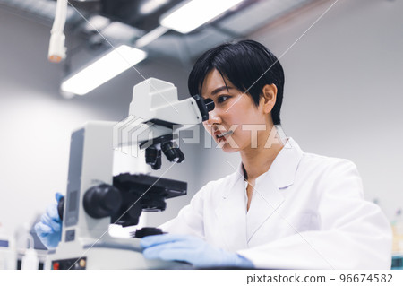 年輕女子,實驗室,科學,實驗,顯微鏡 年輕女子,實驗室,科學,實驗,顯微鏡 96674582