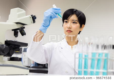 年輕女子，實驗室，科學，實驗，顯微鏡 96674588