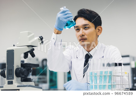 年輕的研究人員進行試 96674589