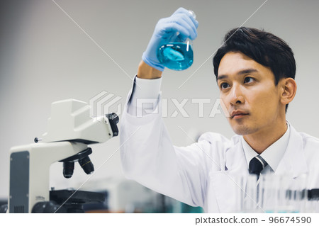 年輕的研究人員進行試 96674590