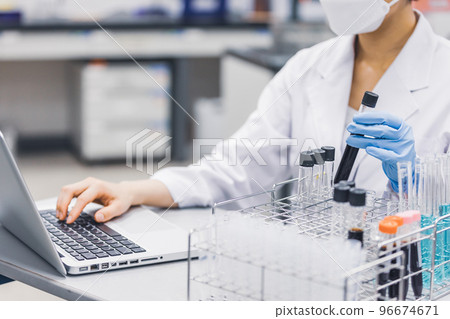 研究員在實驗室工作 研究員在實驗室工作 96674671