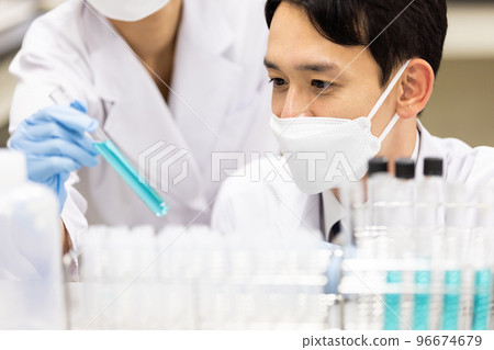 在實驗室工作的年輕男女 96674679