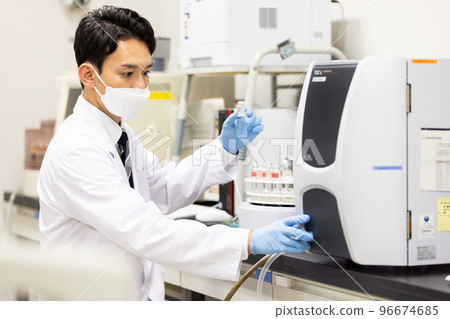 確認測試結果的一件白大衣的人 確認測試結果的一件白大衣的人 96674685