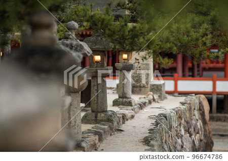 The light of the lantern that colors Hiroshima Itsukushima Shrine The light of the lantern that colors Hiroshima Itsukushima Shrine 96674786