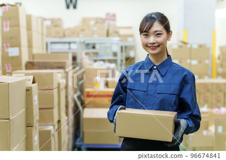工作在倉庫的女性僱員 96674841