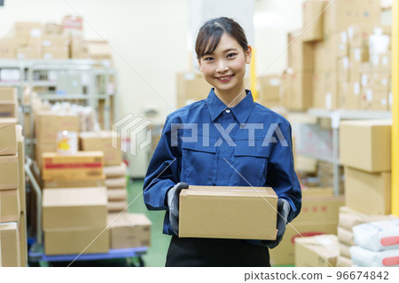 工作在倉庫的女性僱員 96674842
