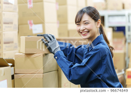 在倉庫工作的女工 96674849