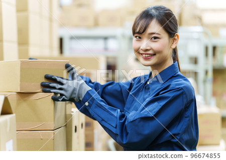 在倉庫工作的女工肖像 96674855