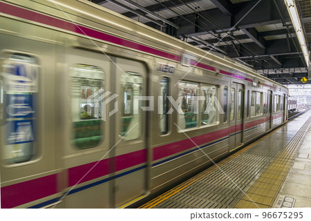 京王線新宿方向通勤車車身高幡不動站上客點高幡不動檢查所高幡不動各站下車 96675295