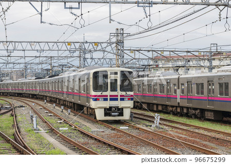 京王線新宿方向通勤車車身高幡不動站上客點高幡不動檢查所高幡不動各站下車 96675299