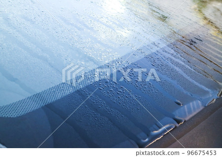 濕的汽車擋風玻璃 96675453
