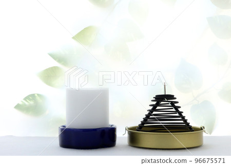窗台上的祭壇蠟燭和纏繞的香 96675571
