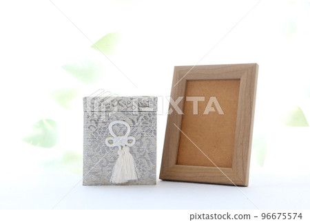 靠窗的骨灰盒和死者遺像 96675574