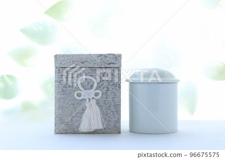 放置在窗台上的骨灰盒和靈位 圖 2 修活 96675575