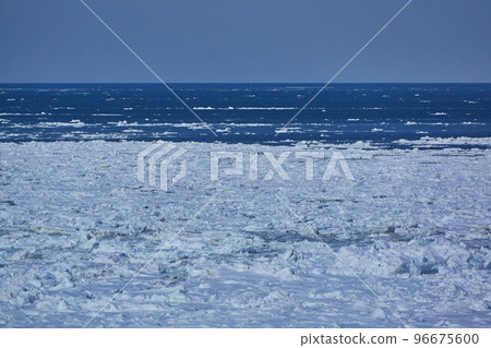 Drift ice of the Sea of Okhotsk from the Furetoi Observatory, Hokkaido 96675600