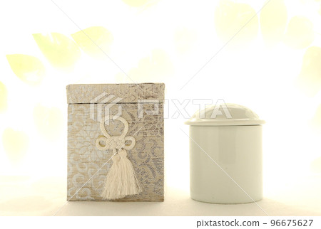 擺放在窗邊的骨灰盒 修活像 96675627