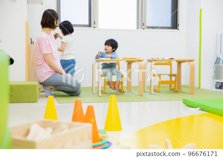 Painting kids 96676171