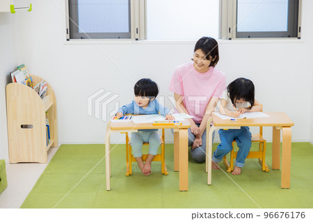 Painting kids 96676176