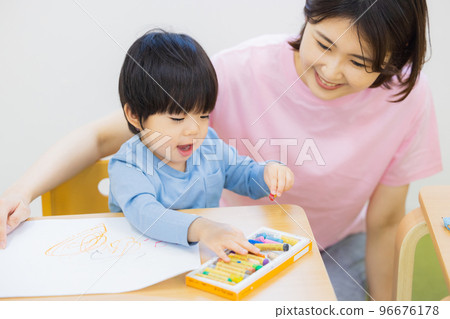 Painting kids 96676178